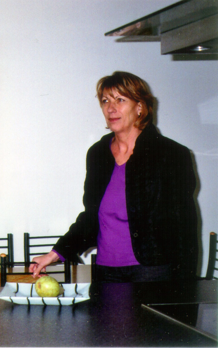 Gruppenleiterin Dorothea Schwan in der neuen Küche: Am Wochenende kochen die Mädchen selbst Photo: Gruppenleiterin Dorothea Schwan